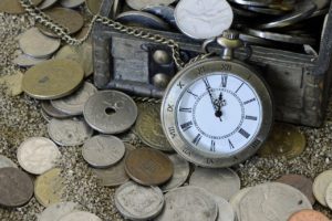 Lebensversicherung das Bild zeigt Geld und eine Uhr, zur Bewusstmachung, dass Altersvorsorge Zeit in Anspruch nimmt